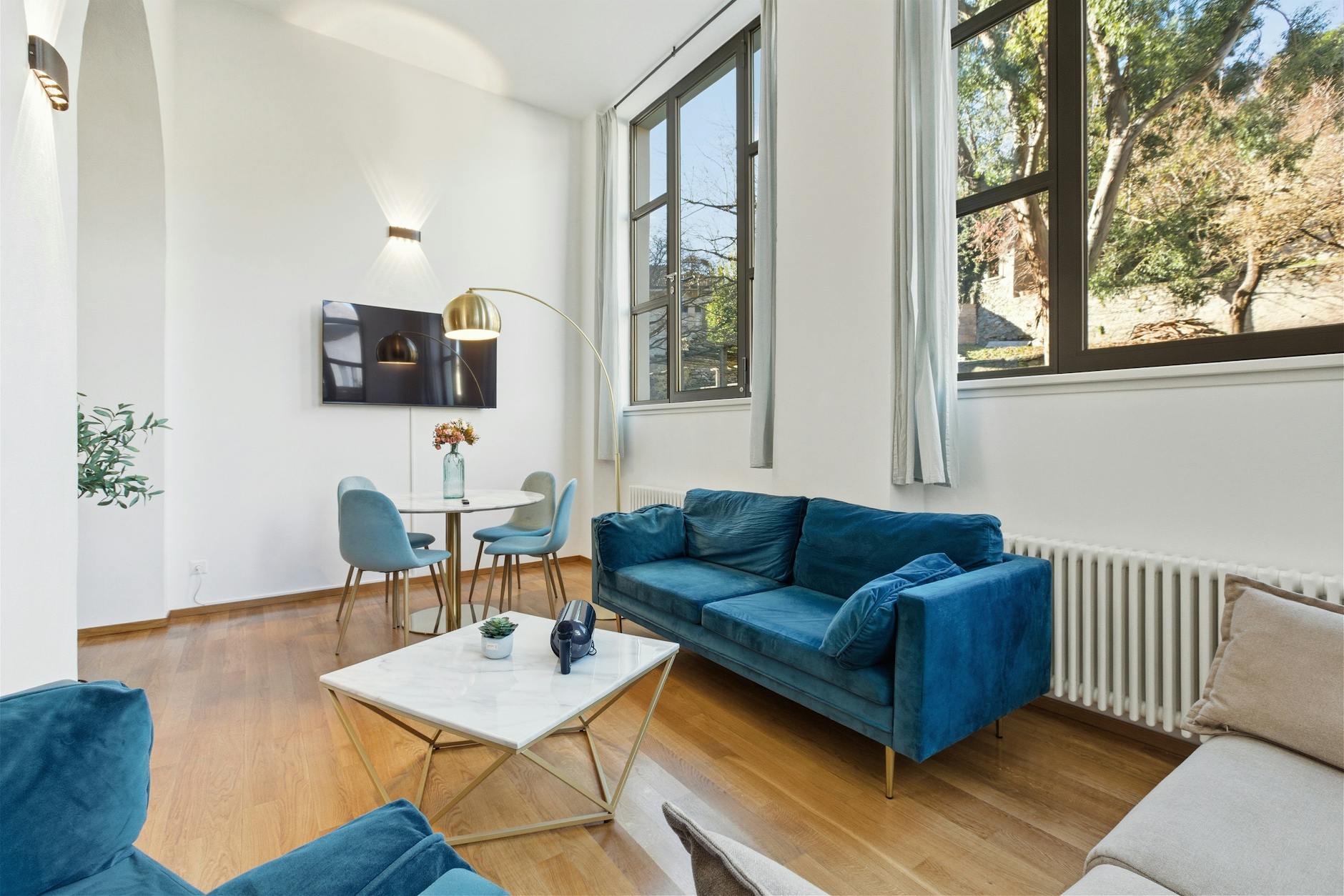 Elegantes Wohnzimmer mit Blausteinteppich